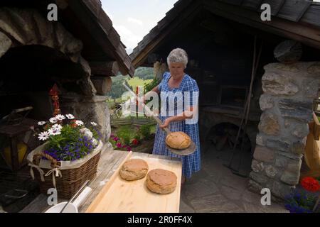 Sig.ra Röck Baking Bread, Amoseralm (1198 m), Dorfgastein, Gastein Valley, Salisburgo, Austria Foto Stock