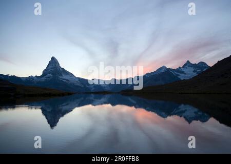 Cervino (4478 m) riflesso a Stellisee (2573 m), Zermatt, Vallese, Svizzera Foto Stock