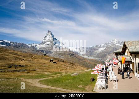 Vista sulla terrazza del ristorante di montagna Riffelberg (stazione della Gornergrat Bahn), Cervino (4478 m) sullo sfondo, Zermatt, Vallese, Svizzerana Foto Stock