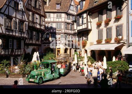 Persone in piazza a Rue des Marchands, Colmar, Alsazia, Francia, Europa Foto Stock