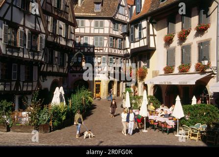 Persone in piazza a Rue des Marchands, Colmar, Alsazia, Francia, Europa Foto Stock