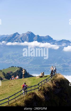 Escursionisti sul Rigi Kulm (1797 m) godendo la vista sul Lago di Lucerna a Pilatus (2132 m), Rigi Kulm, Canton Schwyz, Svizzera Foto Stock
