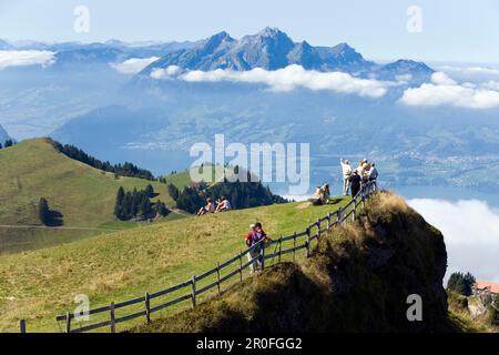 Escursionisti sul Rigi Kulm (1797 m) godendo la vista sul Lago di Lucerna a Pilatus (2132 m), Rigi Kulm, Canton Schwyz, Svizzera Foto Stock