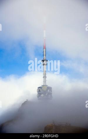 Torre di comunicazione su Rigi Kulm (1797 m) tra le nuvole, Rigi Kulm, Cantone di Schwyz, Svizzera Foto Stock