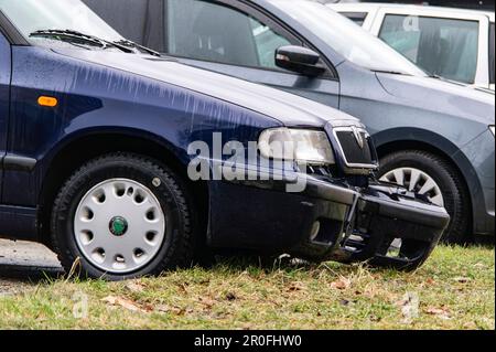 HAVIROV, REPUBBLICA CECA - 17 NOVEMBRE 2023: Veicolo Skoda Felicia ceco blu schiantato con paraurti danneggiato Foto Stock