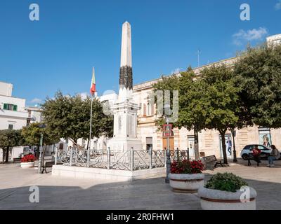 ALBEROBELLO, ITALIA - 29 OTTOBRE 2021: Monumento del Monumento dei Caduti a Guerre ad Alberobello in Piazza del Popolo Foto Stock