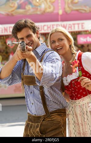 L'uomo finalizzate alla fotocamera, Oktoberfest Monaco di Baviera, Germania Foto Stock