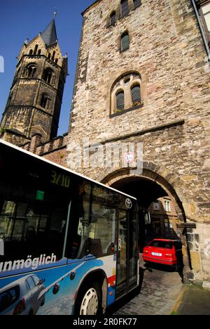 Autobus passando St. Porta di San Nicola, Chiesa di San Nicholas in background, Eisenach, Turingia, Germania Foto Stock