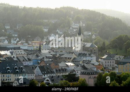 Vista su Bad Lobenstein con St. Chiesa di Michaelis, Bad Lobenstein, Turingia, Germania Foto Stock