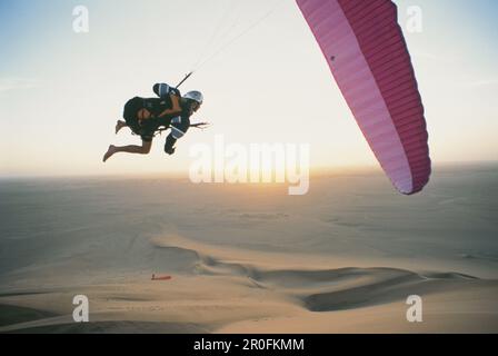 Parapendio sul deserto, Walfish Bay, Namibia Foto Stock