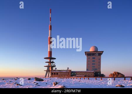 Neve coperta cima Brocken al crepuscolo, Schierke, Harz Montagne, Sassonia-Anhalt, Germania Foto Stock