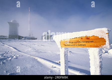 Cartello coperto di neve sulla cima di Brocken, Schierke, Harz Mountains, Sassonia-Anhalt, Germania Foto Stock