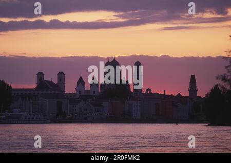 Vista sul Danubio fino a Passau al crepuscolo, Passau, bassa Baviera, Germania Foto Stock