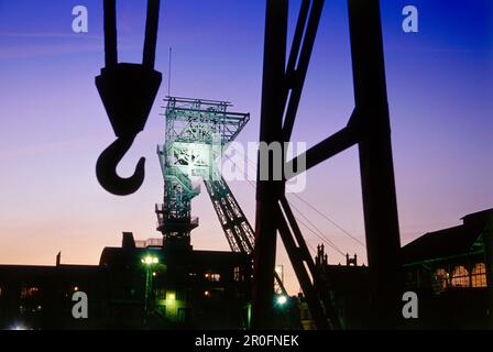 Copricapo in Twilight, LWL Museo Zeche Zollern, Dortmund, Renania settentrionale-Vestfalia, Germania Foto Stock