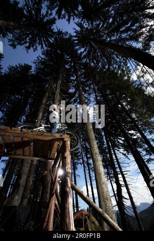 Mountain Biker in piedi su una rampa, Oberammergau, Baviera, Germania Foto Stock