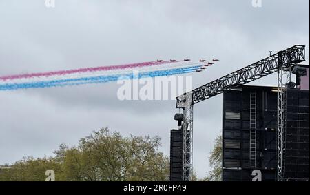 Il team del display aereo Royal Air Force Red Arrows sorvola i supporti dello schermo in rover Hyde Park per segnare l'incoronazione di Re Carlo III Foto Stock