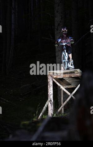 Mountain Biker in piedi sulla rampa, Oberammergau, Baviera, Germania Foto Stock