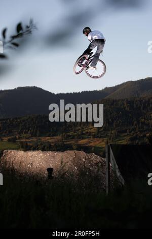 Mountain Biker jumping, Oberammergau, Baviera, Germania Foto Stock