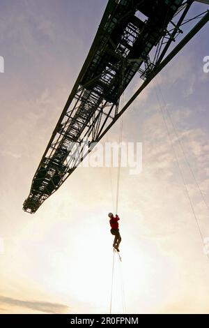 Persona che si arrampica su un ponte trasportatore F 60, mostra mineraria, Lichterfeld, Brandeburgo, Germania Foto Stock