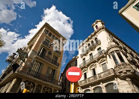 Spagna, Barcellona, Las Ramblas, architettura Art Deco, Dragon con negozio di ombrelli laterne Foto Stock