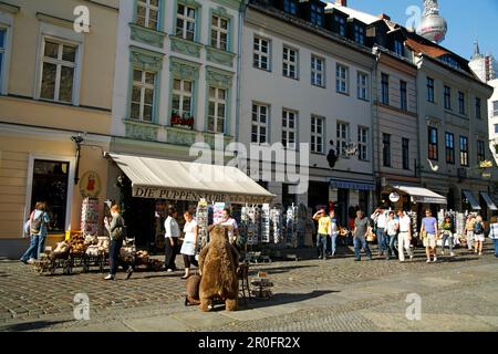 Berlino, centro, negozio di souvenir Nikolaiviertel vicino alla chiesa di Nicolai Foto Stock