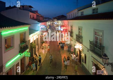 Il Portogallo Algarve Lagos main street. La vita notturna, ristoranti, crepuscolo Foto Stock