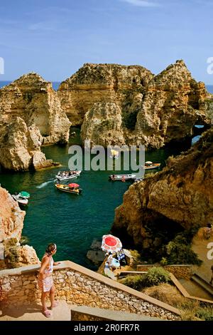 Portogallo algarve vicino Lagos , Ponta da Piedade , costa atlantica scogliera, barche tour Foto Stock