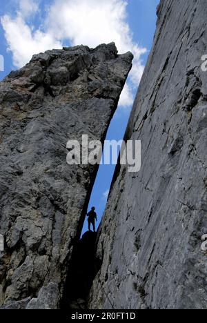 Silhouette di persona in una fessura, Monte Kopftoerl, Kaiser gamma, Tirolo, Austria Foto Stock