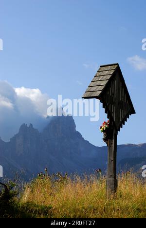 Crocifisso con la Croda da Lago in background, Dolomiti, Cortina, Venezia, Italia Foto Stock