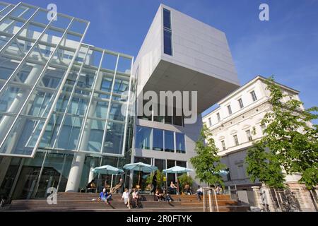 Persone che siedono di fronte alla nuova parte dell'Accademia di Belle Arti, Maxvorstadt, Monaco, Baviera, Germania Foto Stock