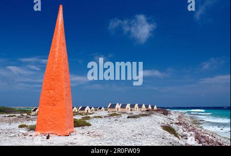 Capanne schiavi Slave Rosso e obelisco rosso, Antille Olandesi, Bonaire, Bonaire Foto Stock