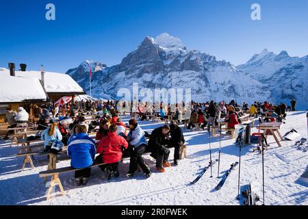 Gli sciatori in appoggio al ristorante di montagna Schreckfeld, primo, Grindelwald, Oberland bernese, il Cantone di Berna, Svizzera Foto Stock