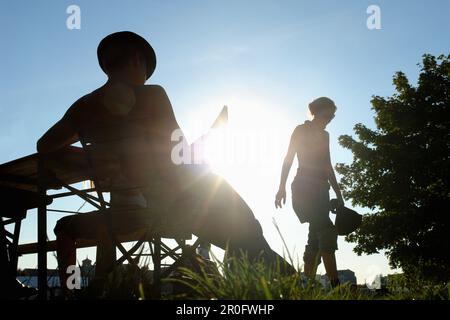 Giovani in relax, Berlino, Germania Foto Stock