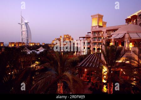 Al Qasr Hotel, Madinat Jumeirah con Burj al Arab sullo sfondo, Dubai, Emirati Arabi Uniti, Emirati Arabi Uniti Foto Stock