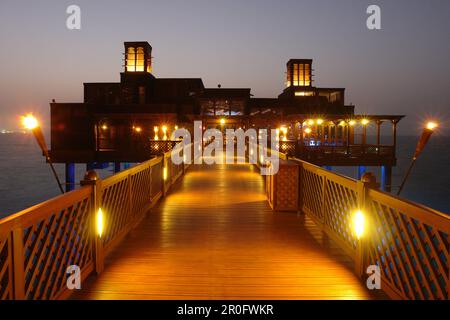 Al Qasr hotel molo ristorante nella luce della sera, Madinat Jumeirah, Dubai, Emirati Arabi Uniti, Emirati Arabi Uniti Foto Stock