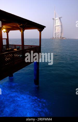 Al Qasr Hotel Restaurant, Madinat Jumeirah, Burj al Arab sullo sfondo, Dubai, Emirati Arabi Uniti, Emirati Arabi Uniti Foto Stock