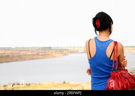 Giovane donna che guarda la vista, Lipsia, Sassonia, Germania Foto Stock