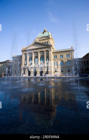 Fontane e giardini d'acqua di fronte alla Casa del Parlamento in Piazza del Parlamento, Bundeshaus, Bundesplatz, Città Vecchia di Berna, Berna, Svizzera Foto Stock