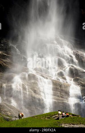 Coppia che guarda la cascata Fallbach, la valle di Malta, il Parco Nazionale Hohe Tauern, Carinzia, Austria Foto Stock