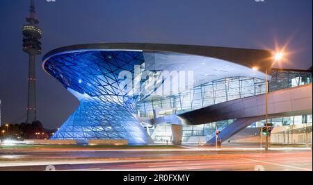 BMW Welt (BMW World), Olympiaturm sullo sfondo, Monaco, Baviera, Germania Foto Stock