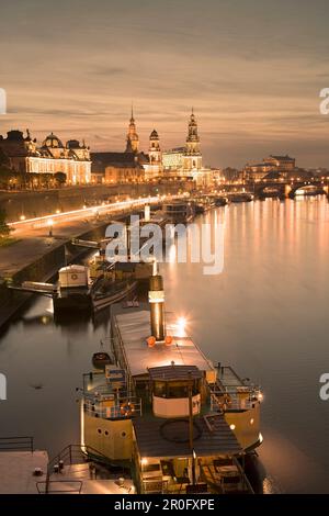 Vista lungo il fiume Elber con la Terrazza di Bruhl, il Castello di Dresda, Standehaus, Hofkirche e Semperoper di notte, Dresda, Sassonia, Germania Foto Stock