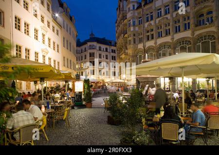 Gli ospiti che si siedono nei caffè sul marciapiede la sera, Lipsia, Sassonia, Germania Foto Stock