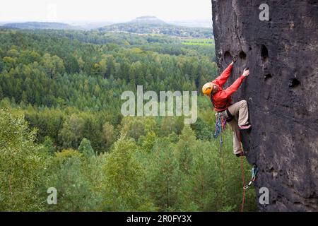 Scalatore su Grosse Hunskirche, Papststein, Svizzera Sassonia, Sassonia, Germania Foto Stock