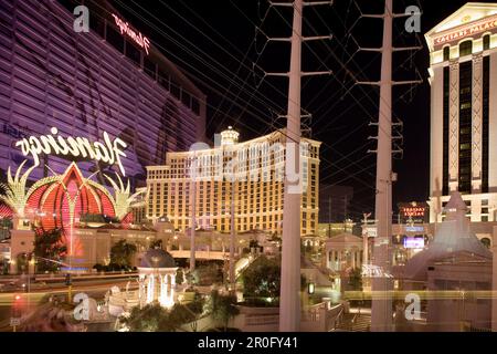 Las Vegas Boulevard, la striscia. Bellagio, Flamingo e Caesars Palace Hotel e Casino in background, Las Vegas, Nevada, STATI UNITI D'AMERICA Foto Stock