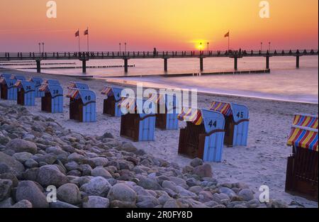 Sedie a sdraio sulla spiaggia di Heiligendamm, Bad Doberan, Meclemburgo-Pomerania occidentale, Germania Foto Stock