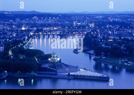 Deutsches Eck (angolo tedesco), il fiume Mosella si unisce al Reno, di notte, Coblenza, Renania-Palatinato, Germania Foto Stock