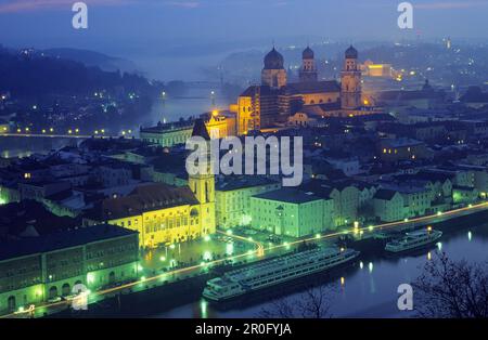 Vista su Passau di notte, Passau, Baviera, Germania Foto Stock