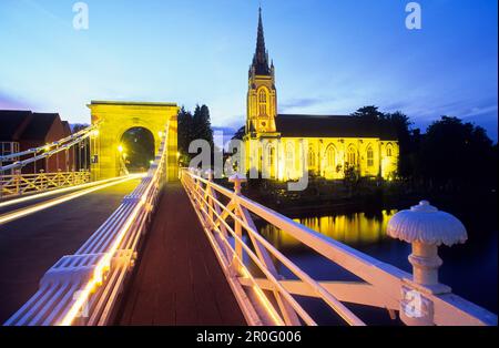 L'Europa, Inghilterra, Buckinghamshire, Marlow, il fiume Tamigi e tutti santa chiesa, bridge Foto Stock