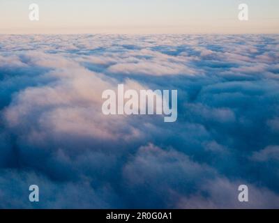 libertà sopra le nuvole al tramonto, fotografata dall'aereo, sopra la germania Foto Stock