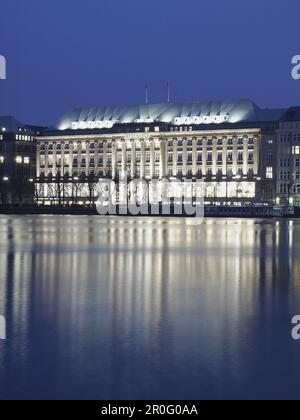 Lago Alster con Hapag Lloyd Building, Amburgo, Germania Foto Stock
